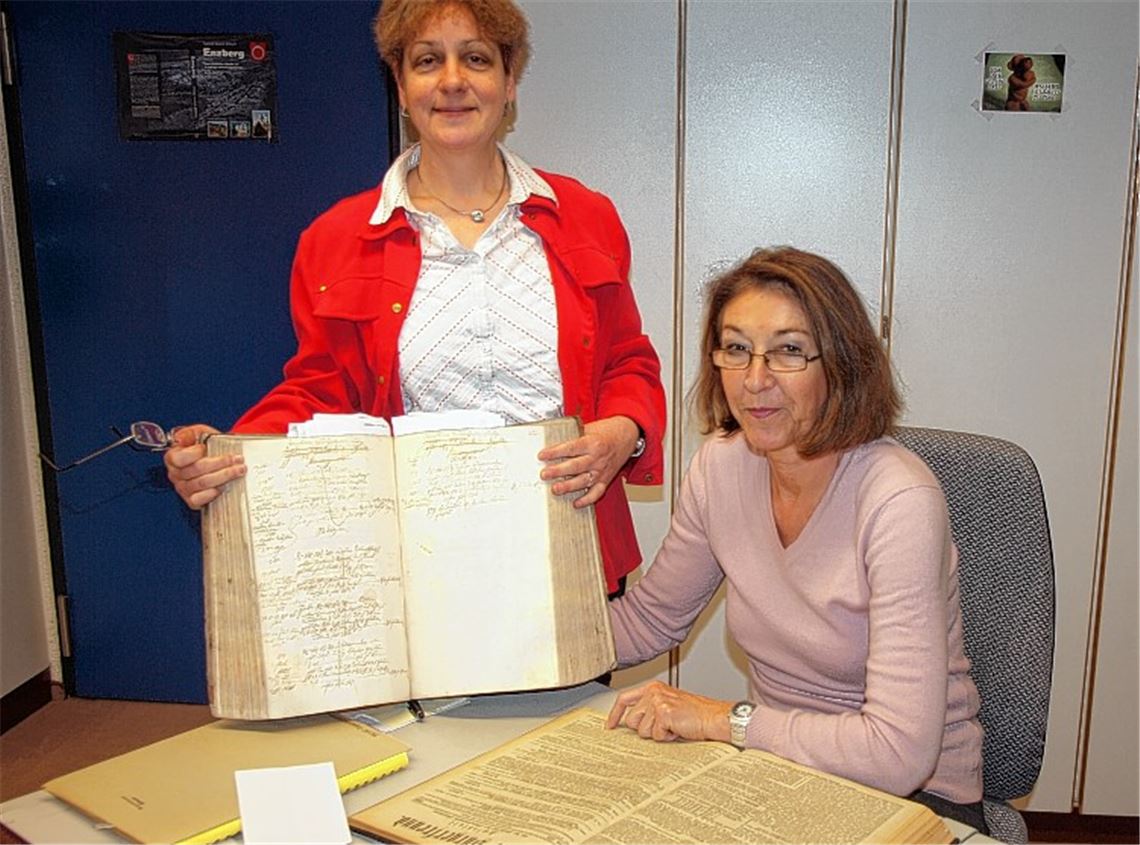 Die Mühlacker Stadtarchivarin Marlis Lippik (li.) kann bei den Recherchen für die Lienzinger Ortschronik unter anderem auf die ehrenamtliche Hilfe von Sofia Jänisch bauen. 