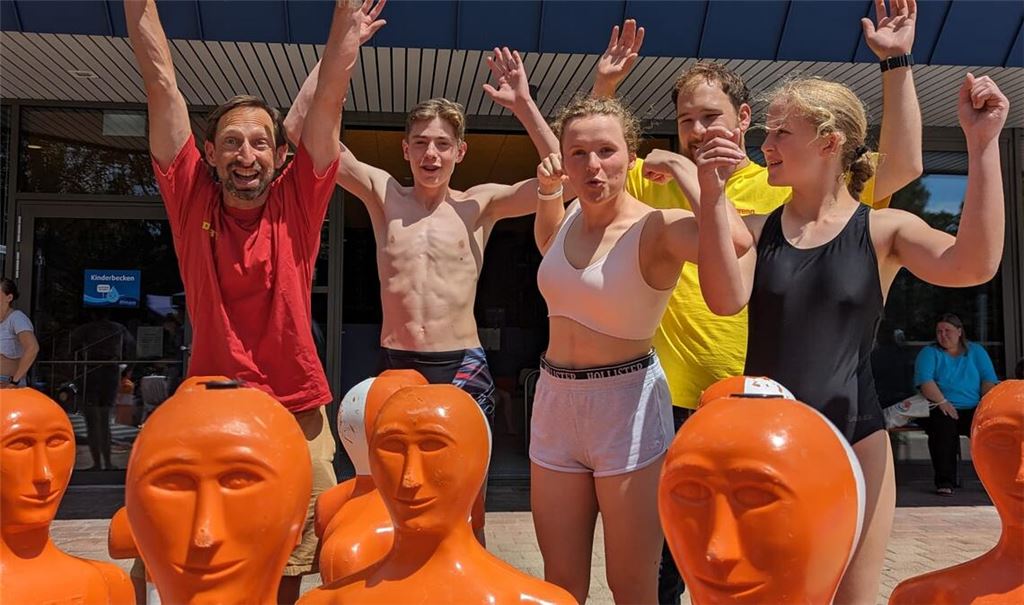 Die Mühlacker Starter mit ihren Betreuern und den zu rettenden Puppen. Foto: privat