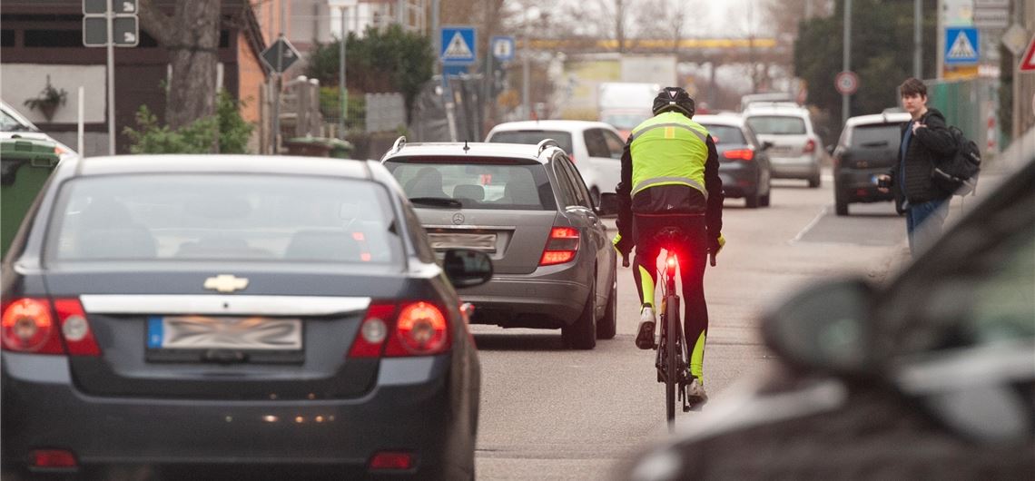 Illingen will Schutzstreifen für Radfahrer Die Mühlackerstraße (Bild) und die Vaihinger Straße in Illingen gehören zu den meistbefahrenen Kreisstraßen. Für Radfahrer sollen jetzt Schutzstreifen markiert werden. Foto: Fotomoment