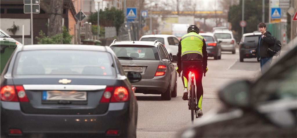 Die Mühlackerstraße (Bild) und die Vaihinger Straße in Illingen gehören zu den meistbefahrenen Kreisstraßen. Für Radfahrer sollen jetzt Schutzstreifen markiert werden. Foto: Fotomoment
