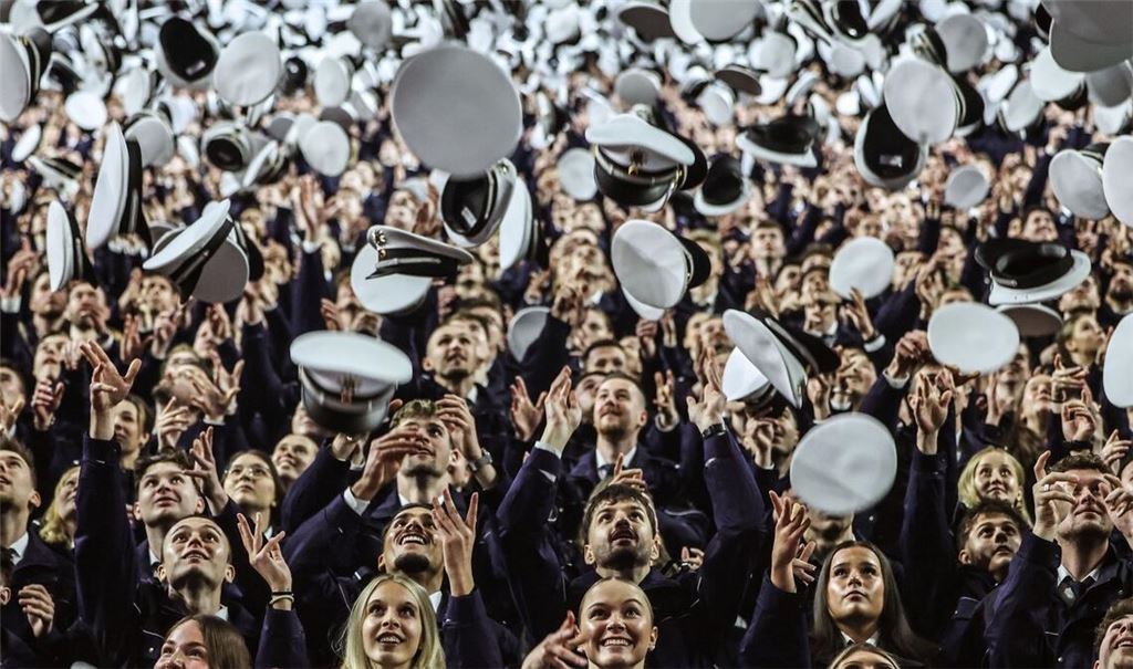 Die Mützen fliegen hoch bei der Vereidigungsfeier der Polizeianwärter.