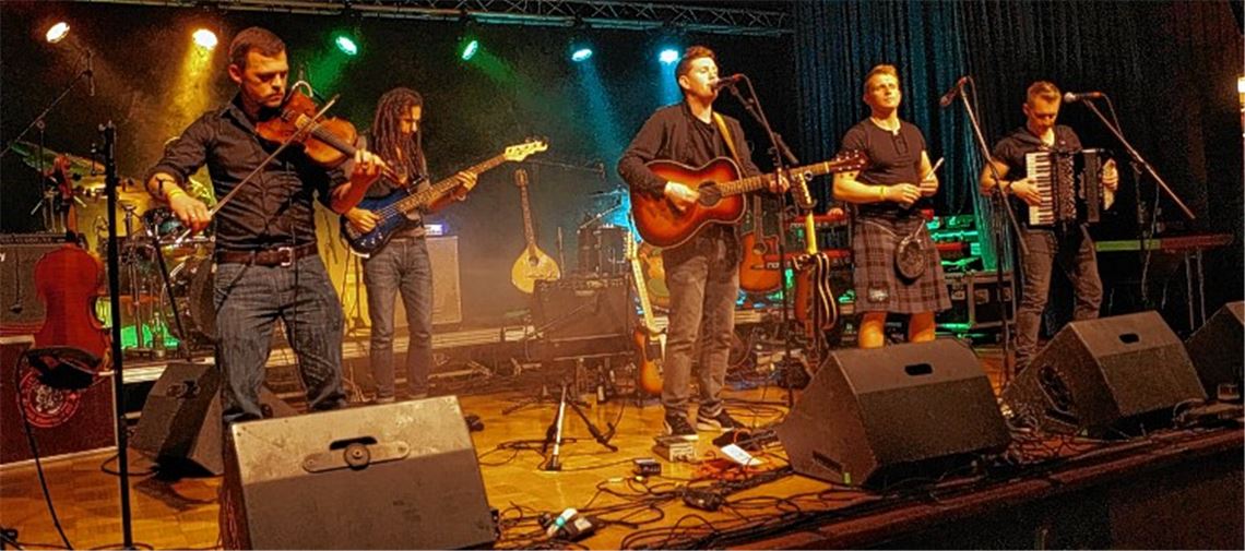 Publikum tanzt bis zur Erschöpfung