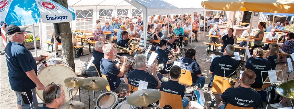 Die Musiker des MV Ölbronn legen sich mächtig ins Zeug, um ein musikalisches Erlebnis in der Ferienzeit zu bieten. Foto: Fotomoment
