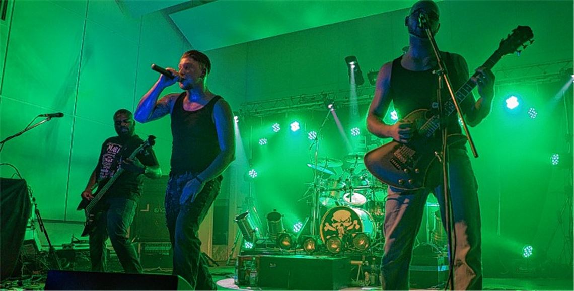 Die Musiker von „Donnerbalken“ heizen die Stimmung an.