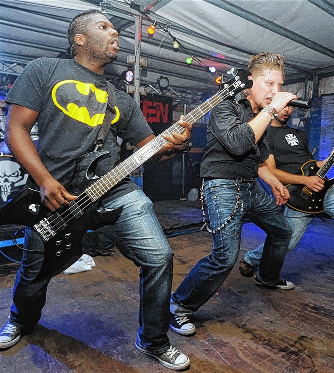 Die Musiker von Donnerbalken unterhalten die Partybesuchern am Samstag mit Rockmusik.