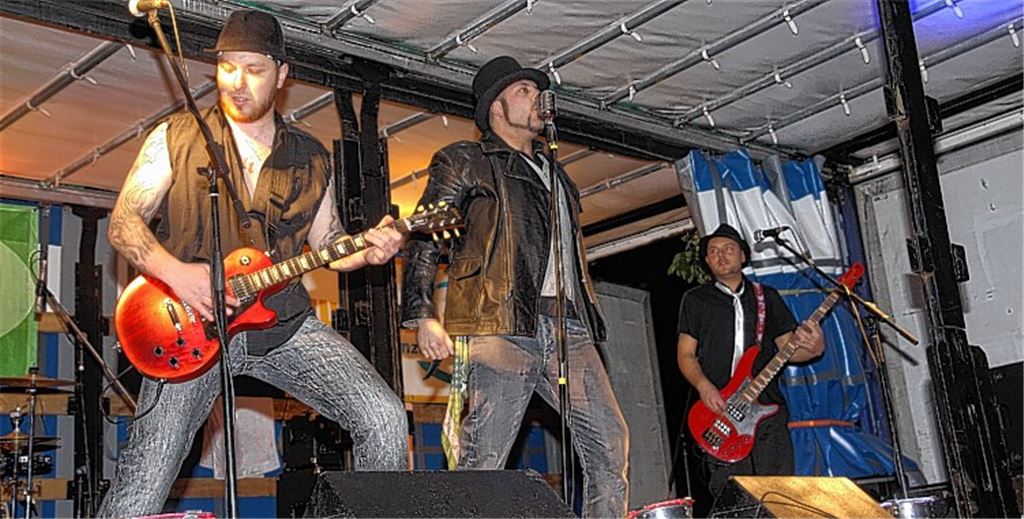 Die Musiker von „Heart of Chrome“ versetzen das Publikum auf dem Festplatz mit einer energiegeladenen Show in beste Partylaune.