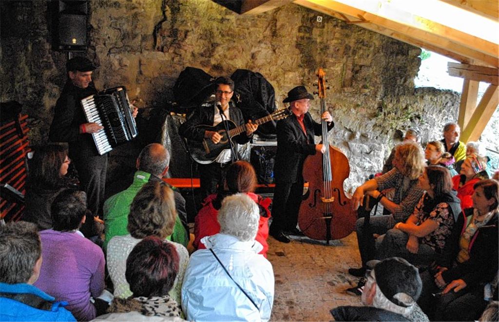 Die Musiker von „Le Trio For me-dable“ bringen am Samstag trotz des Regenwetters die sommerliche Leichtigkeit zurück.Foto: Stahlfeld