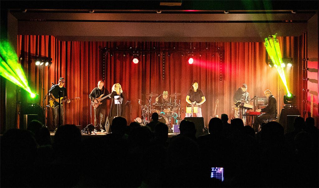 Die Musikerinnen und Musiker der Band „Squeezed“ liefern ein musikalisches Feuerwerk, Lichteffekte sorgen zusätzlich für Stimmung. Fotos: Jertschewske