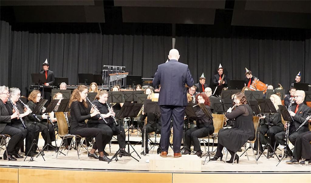Die Musikerinnen und Musiker des Musikvereins Freudenstein brillieren einmal mehr bei ihrem traditionellen Silvesterkonzert in der Weissachtalhalle. Foto: Dr. Bastian