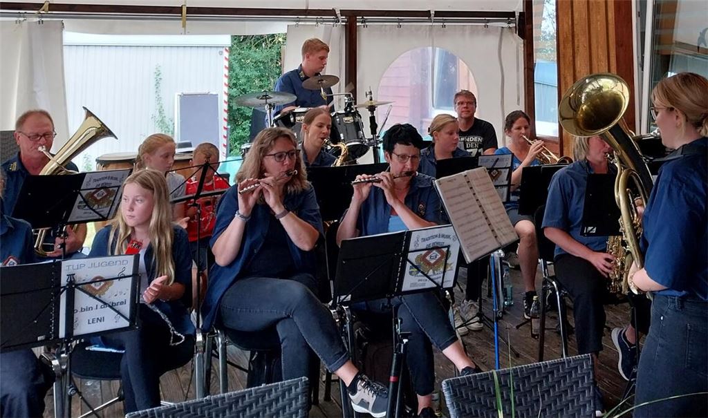 Die Musikerinnen und Musiker unterhalten ihre Gäste und machen beste Werbung in eigener Sache. Weitere Auftritte werden folgen. Fotos: Ehrenberg