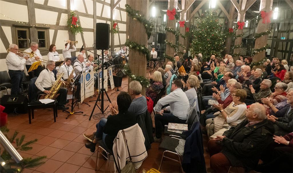 Die Musikfreunde Ötisheim spielen zur Eröffnung der Ötisheimer Adventstage. Foto: Fotomoment