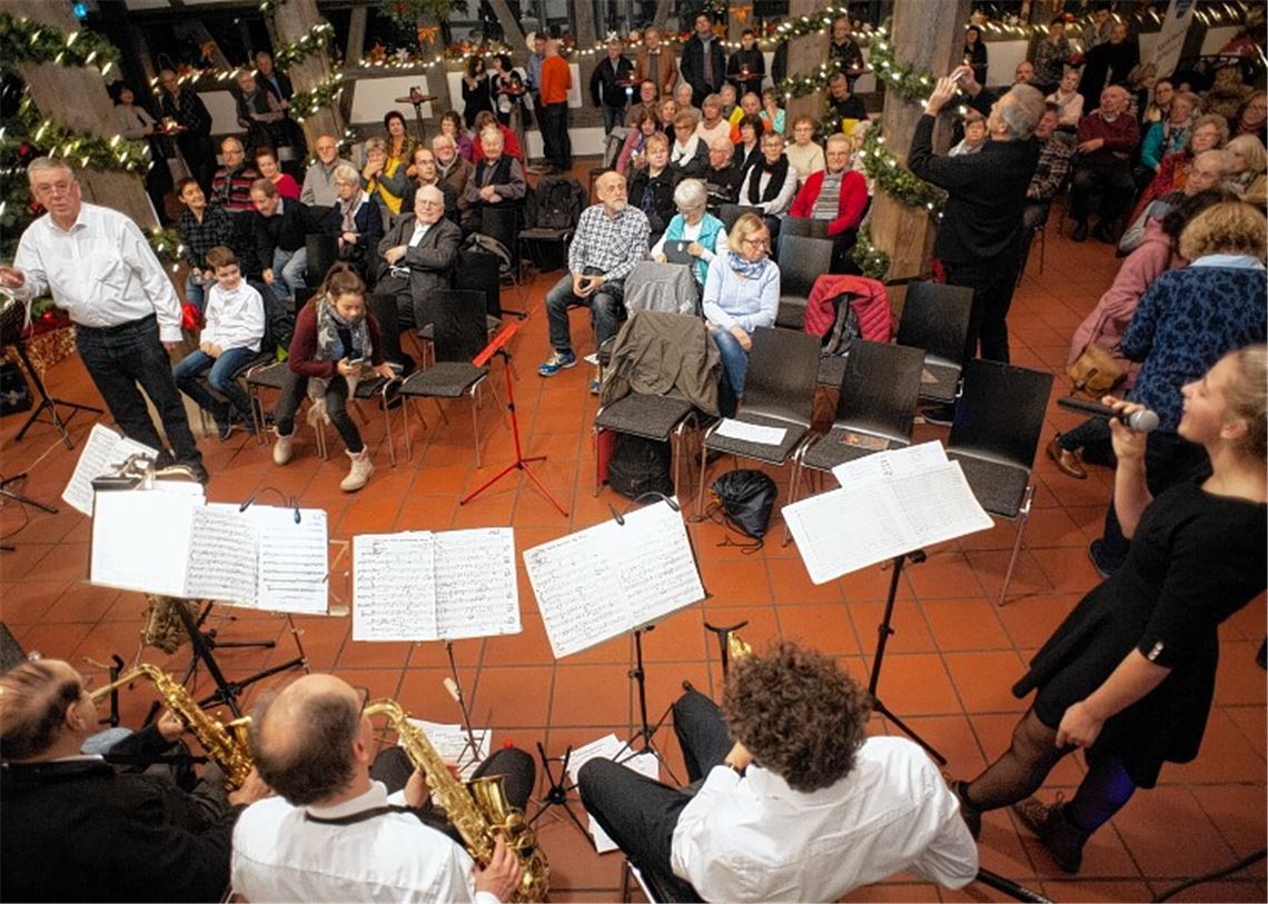 Die Musikfreunde Ötisheim und Sängerin Madeleine Epple sorgen mit Swingmusik für weihnachtliche Stimmung . Foto: Fotomoment