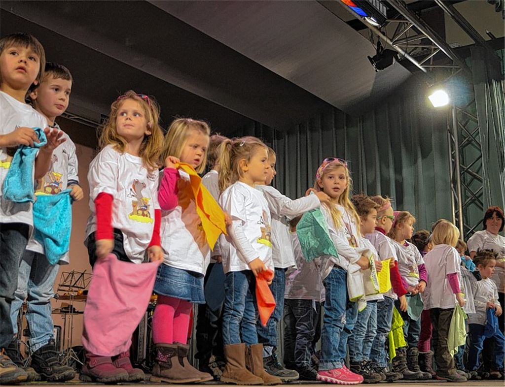 Die Musikkids tragen das Gedicht „Komm wir wollen Sterne putzen“ vor. Bild re.: das große Projektorchester mit Rockband, Bläsern und den Streichern vom evangelischen Seminar Maulbronn.