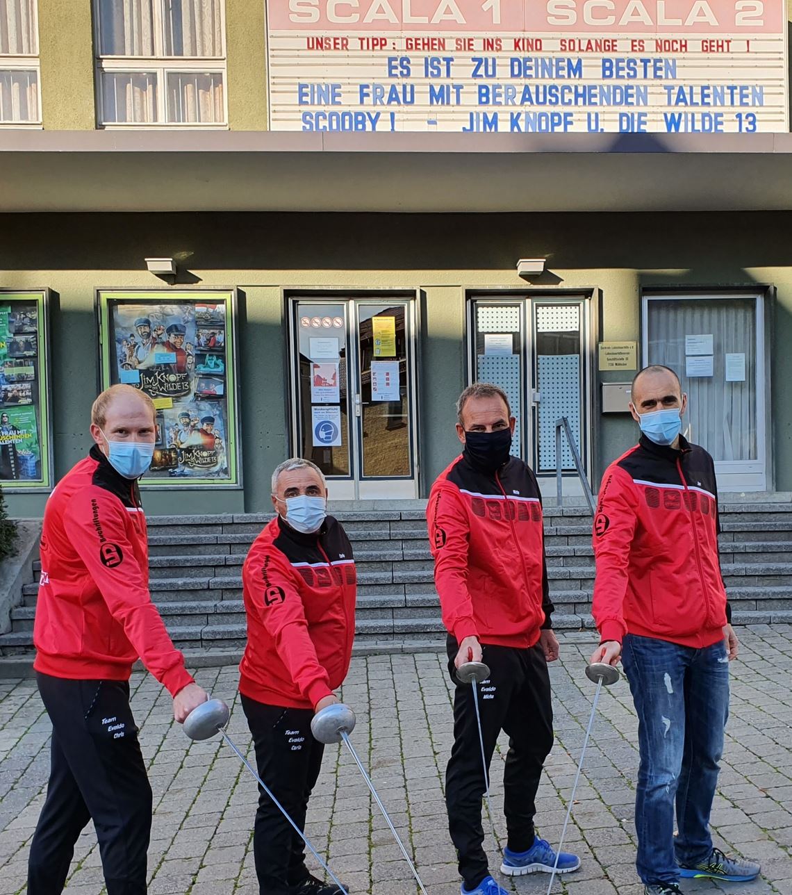 Die „Musketiere“ Christoph Wichterich, Carlo Morgante, Michael Scheppan und Jan Fessler (v. li.) nehmen sich einen Film-Klassiker zum Vorbild, um dem Kino Scala zu helfen. Foto: Carlo Morgante