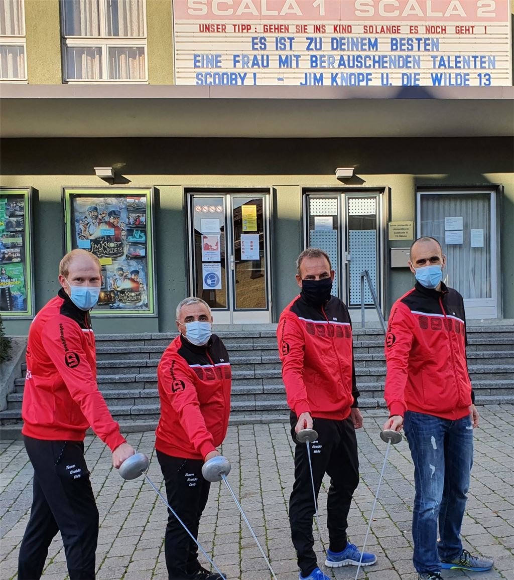 Die „Musketiere“ Christoph Wichterich, Carlo Morgante, Michael Scheppan und Jan Fessler (v. li.) nehmen sich einen Film-Klassiker zum Vorbild, um dem Kino Scala zu helfen. Foto: Carlo Morgante