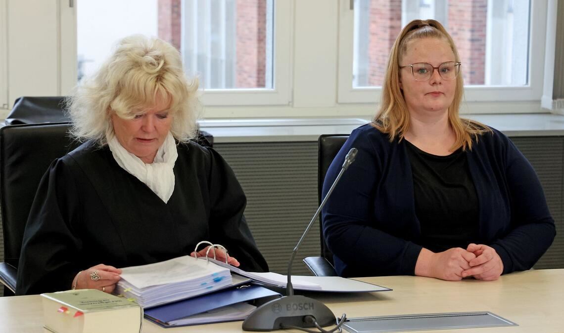 Die Mutter des ermordeten Achtjährigen (r) zeigte sich erneut gefasst im Prozess.