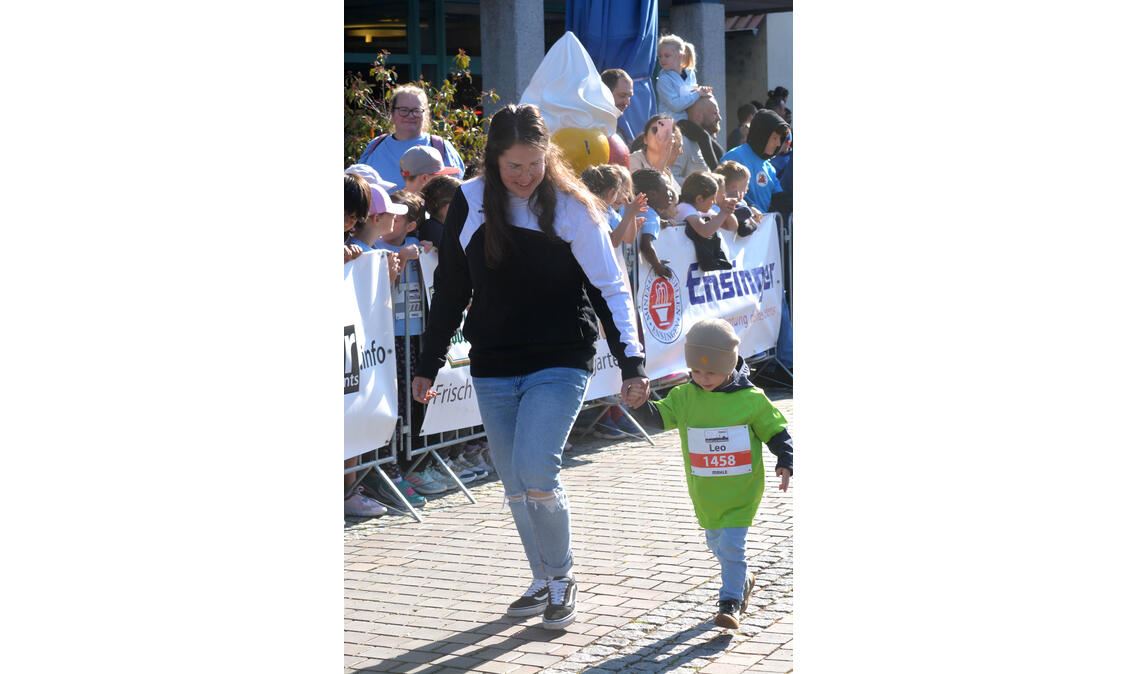 Die Mutter motiviert und hilft dabei, das Ziel nicht aus den Augen zu verlieren.