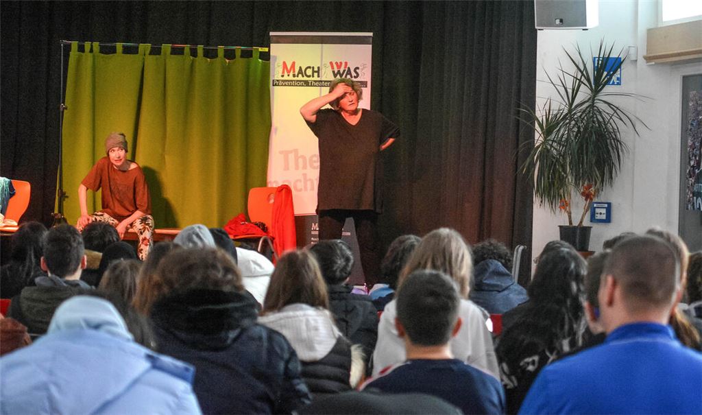 Die Mutter verzweifelt, weil der Sohn als Kiffer in eine Psychose abrutscht: Beim Auftritt des Präventionstheaters „Mach Was“ im ProZwo ist bei Fragen auch das junge Publikum gefordert. Fotos: Stahlfeld