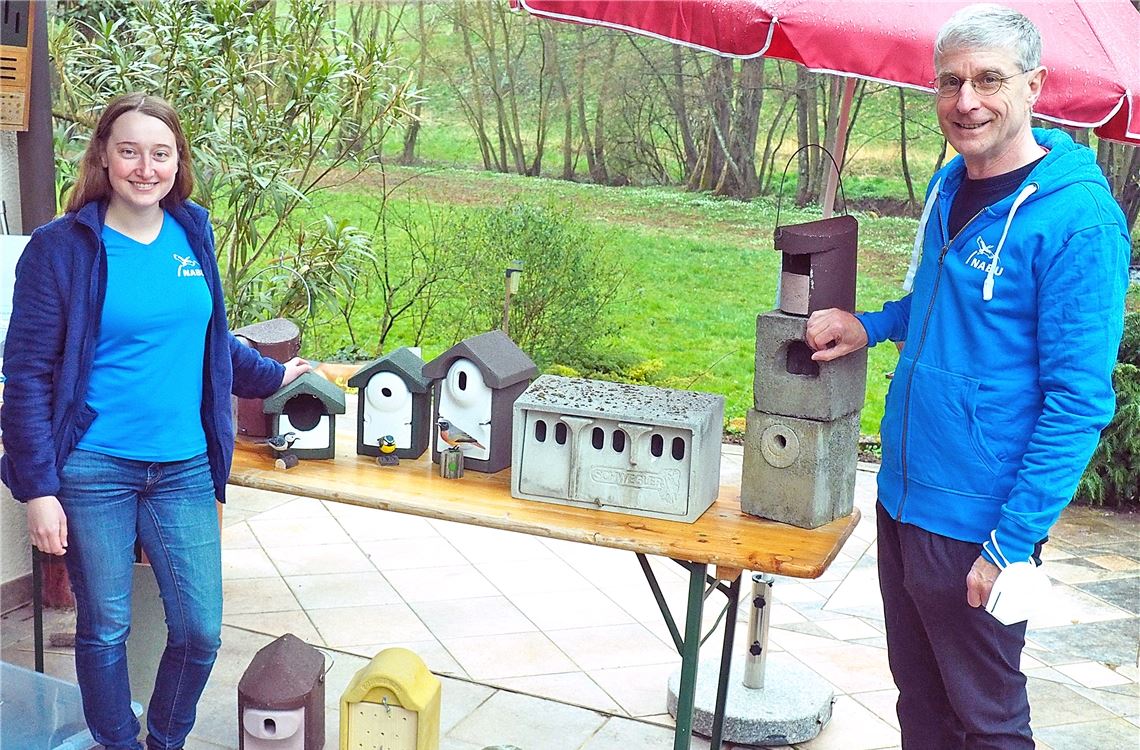 Hausrotschwanz sucht Tiny House Die NABU-Vertreter Caroline Wittor und Dr. Stefan Bosch präsentieren Nisthilfen. Foto: Müller