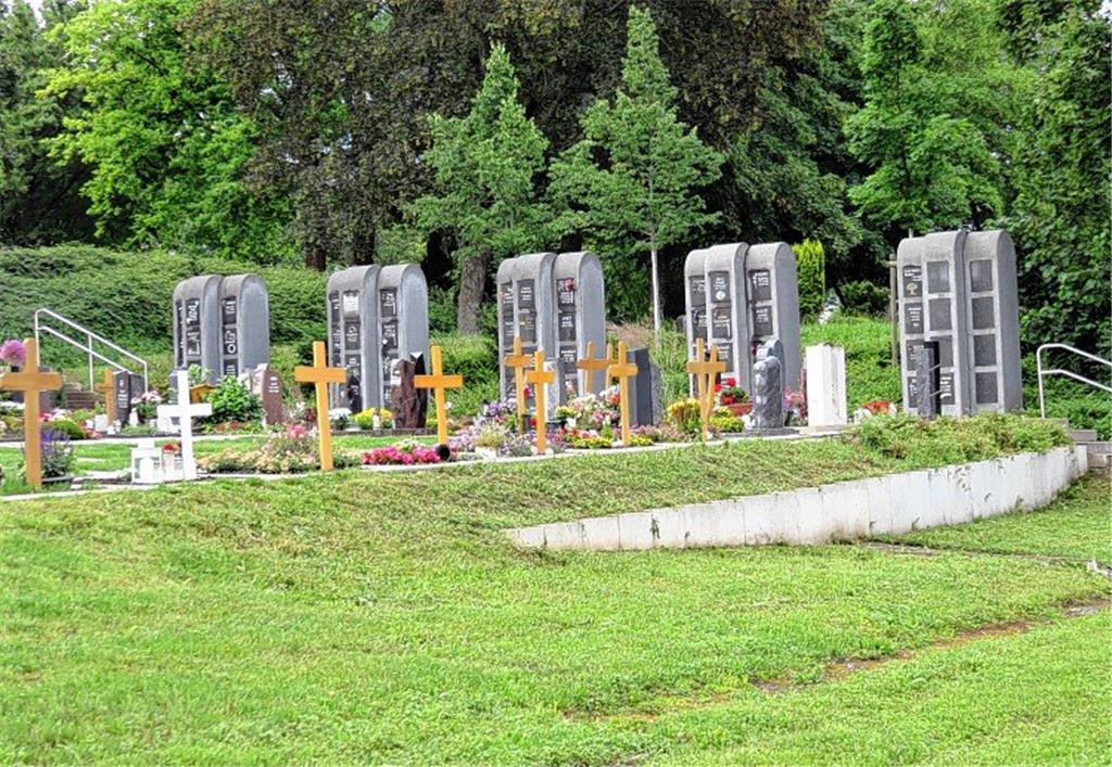 Stadt beschafft weitere Urnenstelen