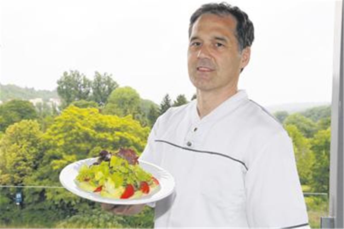 Die Nachfrage nach leckeren Salattellern hat gelitten: Küchenchef Uwe Krauth. 
Foto: Franz