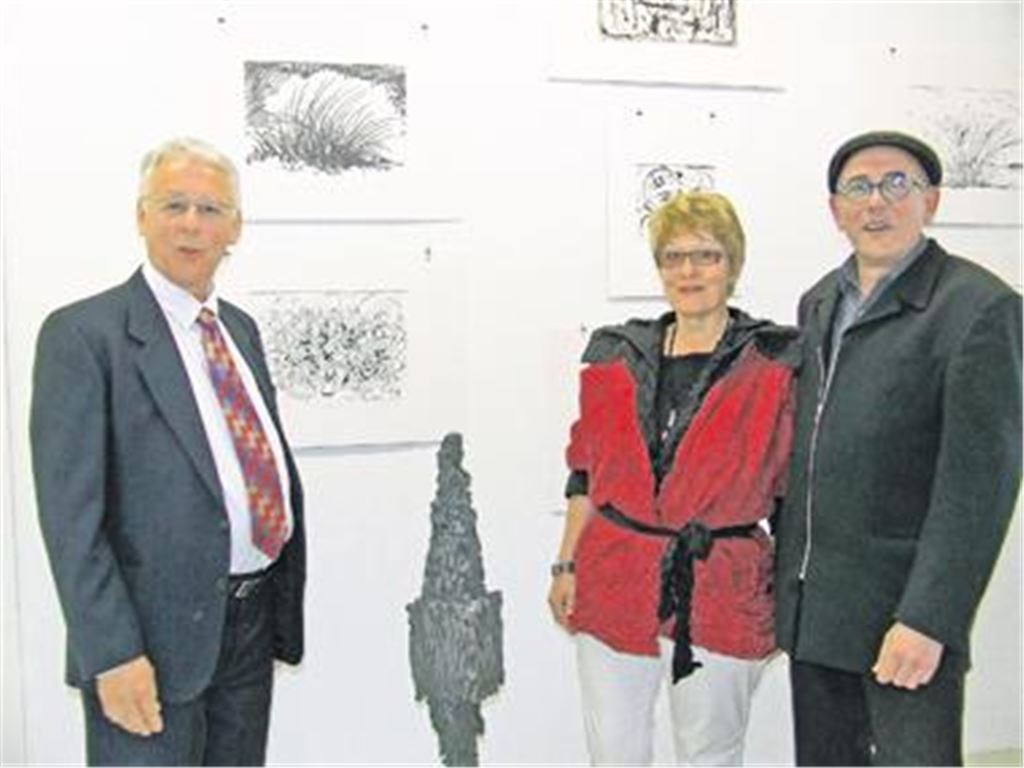 Die Nachkommen des Bildhauers und Malers Wilhelm Hager (v. li.) Wolfgang Hager, Margret Schmid geborene Hager und Marcel Hager. 
Foto: Wesner