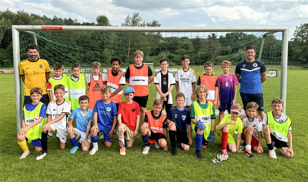 Die Nachwuchskicker wollen einen Platz in der MT-Regionalauswahl für den Possehl-Cup. Die Trainer Timm Albrecht (li.) und Domenico Lombardo schauen genau hin. Foto: Klassen