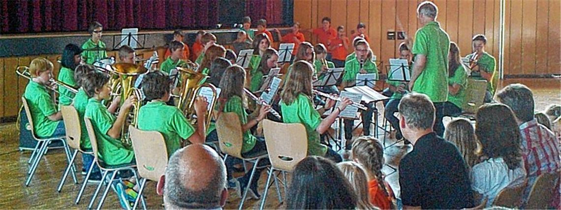 Die Nachwuchsmusiker gehen engagiert und konzentriert zu Werke.