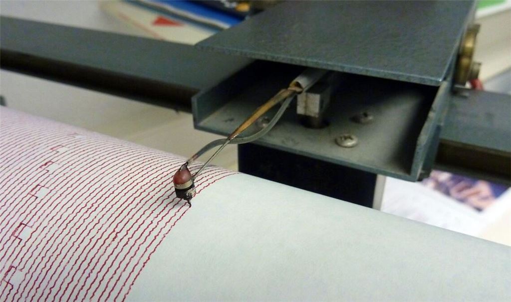 Die Nadel eines alten Seismografen zeichnet  Bodenbewegungen auf. (Symbolbild)