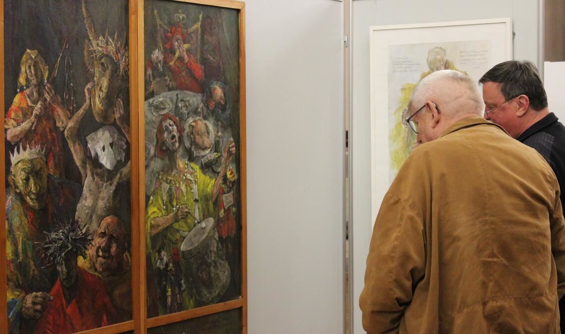 „Mein Vater hat nie auf Leinwänden gemalt“ Die Narren sind wiederkehrende Motive in den Bildern von Dr. Eberhard Frank. Fotos: Gießler