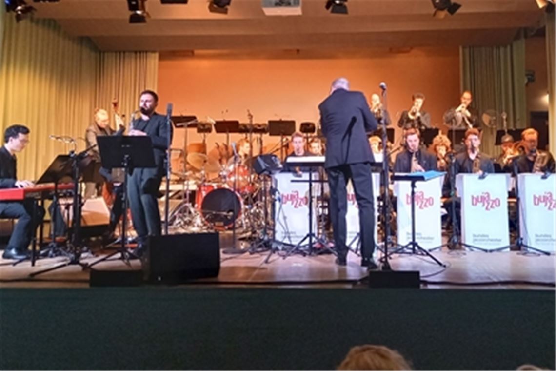 Die „Nationalmannschaft des Jazz“ überzeugt beim Auftritt in der Stadthalle. Foto: Bastian