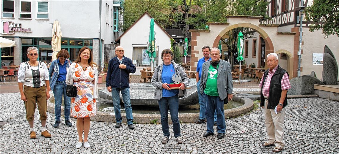 Die Naturfreunde schenken der Stadt Mühlacker eine Friedenstaube aus Metall.privat