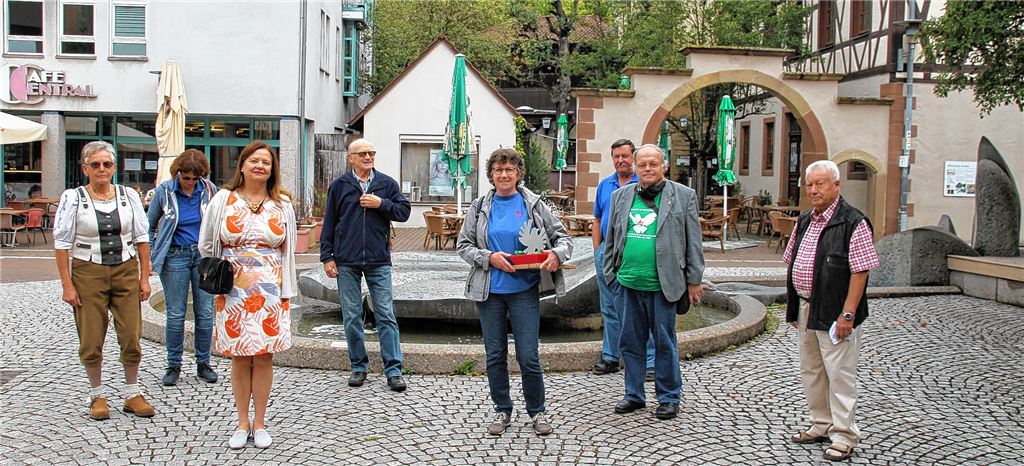 Die Naturfreunde schenken der Stadt Mühlacker eine Friedenstaube aus Metall.privat