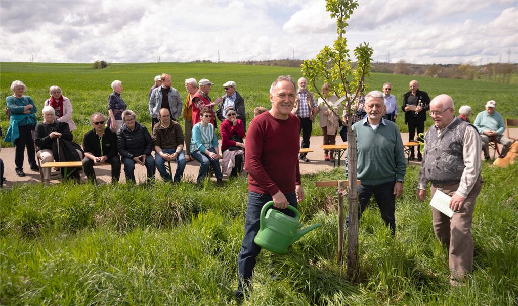 Die Naturschutzwarte Andreas Lang, Gerhard Walter pflanzen mit Gerhard Ritter (v.li.) eine Palmisch-Birne. Foto: Fotomoment