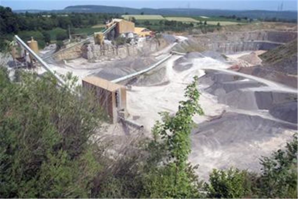 Die Natursteinwerke im Nordschwarzwald sollen ihren Steinbruch in Enzberg in Richtung Sengach erweitern können. Der Gemeinderat gibt dazu aber kein grünes Licht.  Foto: Fotomoment