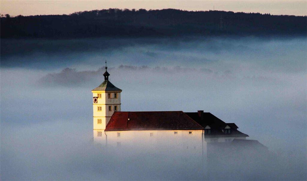 Die Nebel um den Kaltenstein lichten sich: Im Frühjahr 2027 soll das neue Schlosshotel eröffnen. Foto: Arning