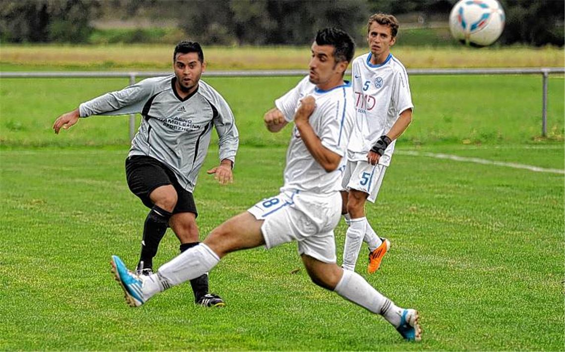 Die Neuauflage eines packenden Duells naht: Am Sonntag empfängt die FVgg 08 Mühlacker (weiße Trikots) Hellas Mühlacker. Im Hinspiel siegte die FVgg mit 3:1. Dies sei jedoch kein Grund, den Gegner auf die leichte Schulter zu nehmen, sagt Spielleiter Sergio de Sousa. Fotomoment