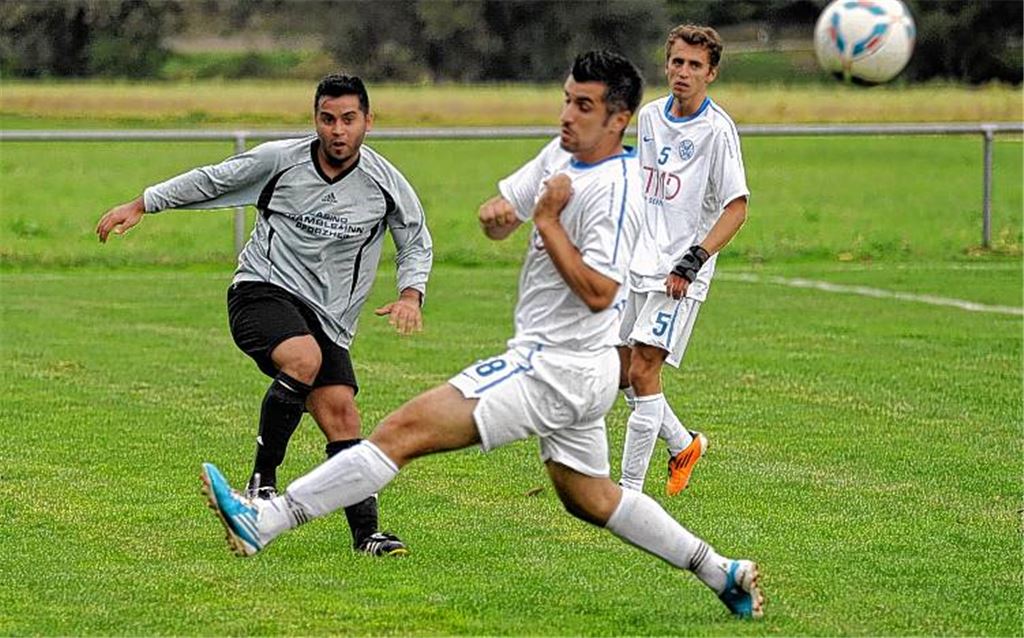 Die Neuauflage eines packenden Duells naht: Am Sonntag empfängt die FVgg 08 Mühlacker (weiße Trikots) Hellas Mühlacker. Im Hinspiel siegte die FVgg mit 3:1. Dies sei jedoch kein Grund, den Gegner auf die leichte Schulter zu nehmen, sagt Spielleiter Sergio de Sousa. Fotomoment