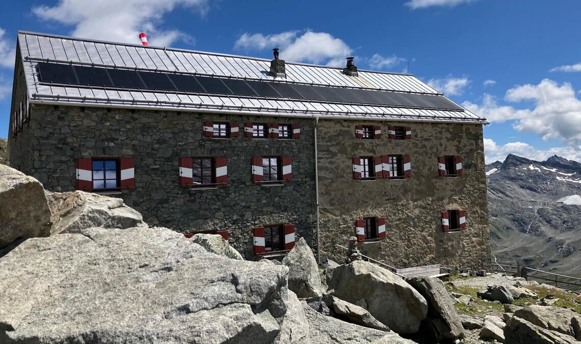 Die Neue Prager Hütte stand früher nah am Gletscher.