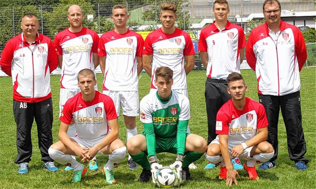 Die Neuen bei der neuen Nummer eins in Pforzheim: Trainer Rudi Herzog (re.) und Co-Trainer Andreas Bullert (li.) mit den frisch verpflichteten Sascha Paseka, Daniel Löwen, Benedikt Pfisterer, Kai Luibrand (hinten v.li.) sowie Donald Bejko, Xaver Pendinger und Gökhan Cakici (vorne v. li.). In Kürze stößt auch der Stürmer Metin Telle vom türkischen Drittligisten Belediyespor zum SV Kickers.. Foto: Rubner