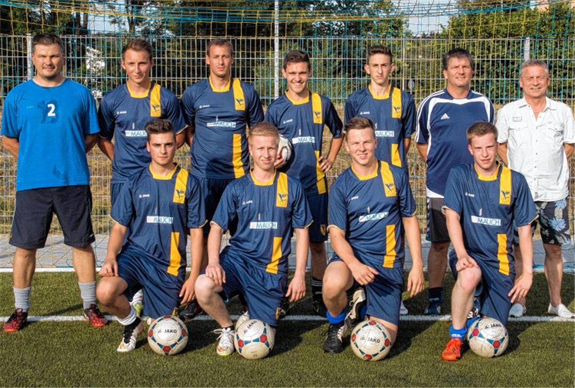 Die Neuen im Kader mit dem Spielausschussvorsitzenden Michael Wirthle (hinten li.) und Abteilungsleiter Gerd Thieme (hinten re.): Felix Weber (aus der eigenen Jugend), Jannik Wyrich (seither Spvgg Zaisersweiher), Adrian Braun (1. FC Kieselbronn), Hasan Kolbasar (eigene Jugend), Trainer Jochen Heim (hinten v.li.); Valerio di Vita, Nils Holler (beide eigene Jugend), Marvin Heim (1. FC Kieselbronn), Thorsten Guhl (eigene Jugend; vorne v.li.). Auf dem Bild fehlt David Kirschbaum, der ebenfalls aus der eigenen A-Jugend aufrückt.