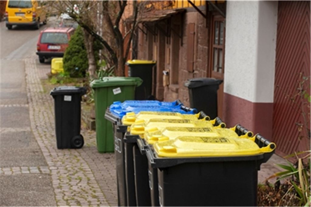 Die Neuen sind da: Wie hier in Maulbronn ist vielerorts die Auslieferung der gelben und blauen Tonnen bereits über die Bühne gegangen. Foto: Fotomoment