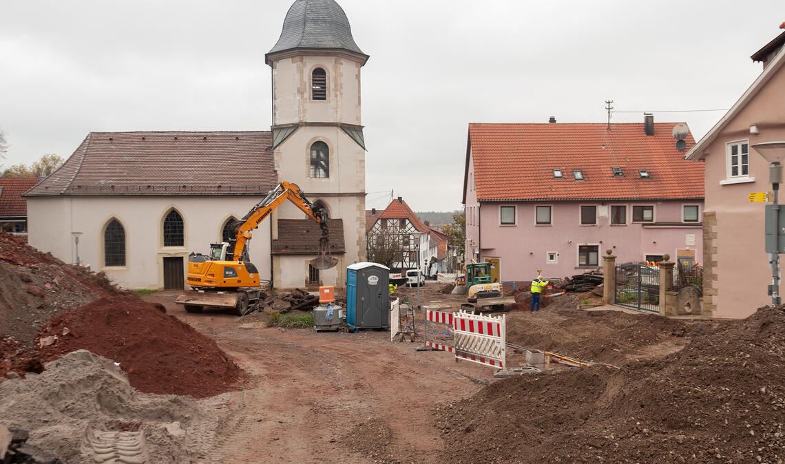 Die Neugestaltung der Ortsmitte, hier eine Aufnahme vom November, ist 2025 der größte Brocken bei den geplanten Investitionen. Fotos: Fotomoment