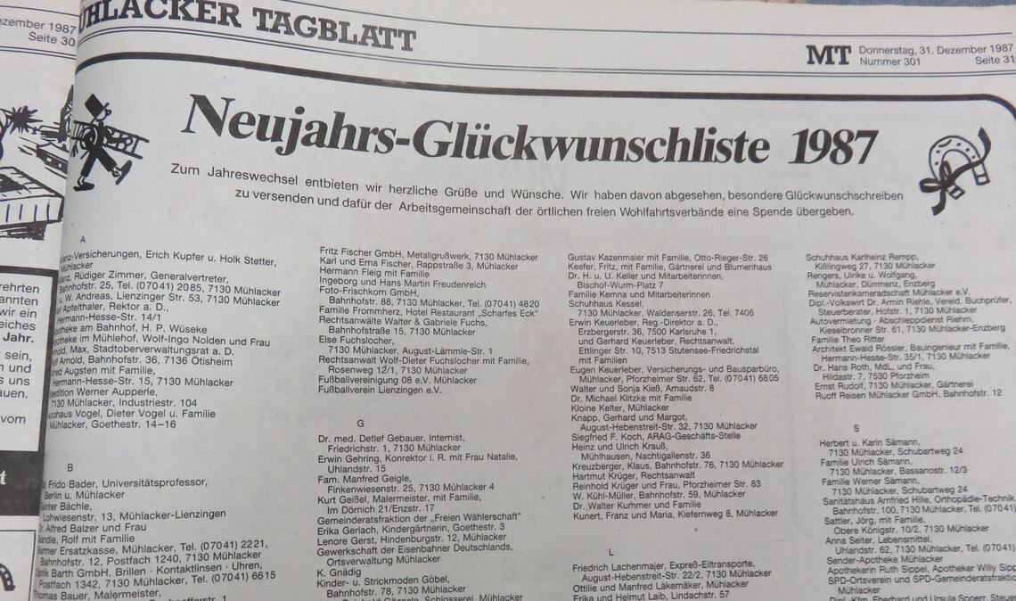 „Die Neujahrsglückwunschliste hat sich als Möglichkeit etabliert, sich bei großzügigen Spenderinnen und Spendern für ihre Unterstützung auf besondere Weise zu bedanken, ohne dass hierbei jede dieser Personen einzeln kontaktiert werden muss“, sagt Tobias Lichter. Sie stelle dank ihres großflächigen Formats noch einmal eine auffällige Bewerbung für die Spendenaktion dar. „Die Erfahrung zeigt zudem, dass gerade viele jener Einwohnerinnen und Einwohner, die traditionell jedes Jahr für die ARGE spenden, auch das Angebot der Neujahrsglückwunschliste nutzen und sich über diese besondere Ehrung freuen.“ Wie gern das Format genutzt wurde, lässt sich beim Blättern durch alte Zeitungsausgaben gut nachverfolgen. Fotos: Becker