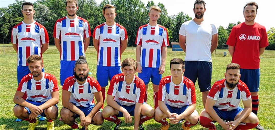 Die Neuzugänge beim TSV Ötisheim: Samet Akaya, Eros Schembrin, Daniel Münchinger, Niclas Augenstein, Dennis Oehler (vorne v.li.) sowie Carlo Elwinger, Fabian Steiner, Marc Fischäß, Kilian Seifert, Torwarttrainer Michael Griesinger und Co-Trainer Christoph Hahn (hinten v.li.).