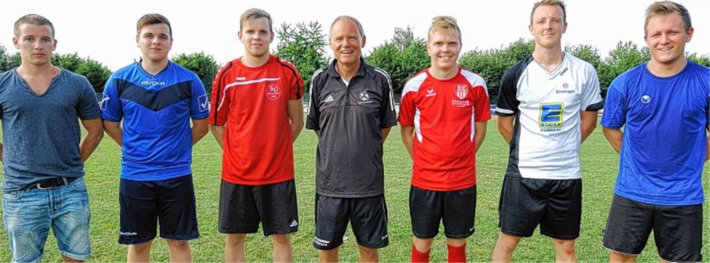 Die Neuzugänge der SG Ölbronn-Dürrn: Timo Hohmann, Fabian Frik, Beny Pasler, Trainer Dietmar Dierlamm, Tim Wagner, Carsten Laupp und Markus Bosch (v. li.).