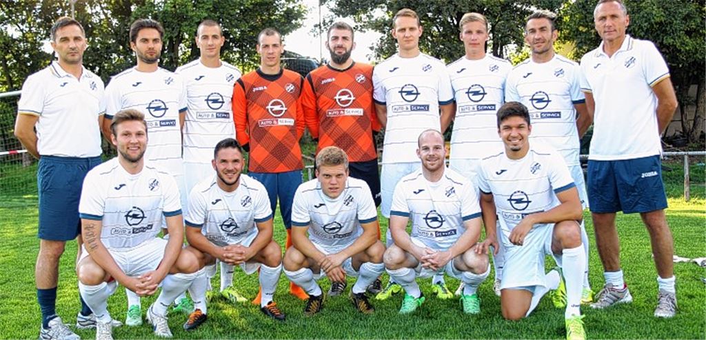 Die Neuzugänge des 1. CfR Pforzzheim: Teodor Rus, Marco Kovac, Dominik Salz, Manuel Salz, Jasar Köymen, Marc Mägerle, Marco Schröder, Fatih Ceylan, Eberhard Carl (stehend v. li.), Mathias Fixel, Marco Bornhauser, Sebastian Rutz, Dirk Prediger, Joao Tardelli (kniend v. li.). Foto: Rubner
