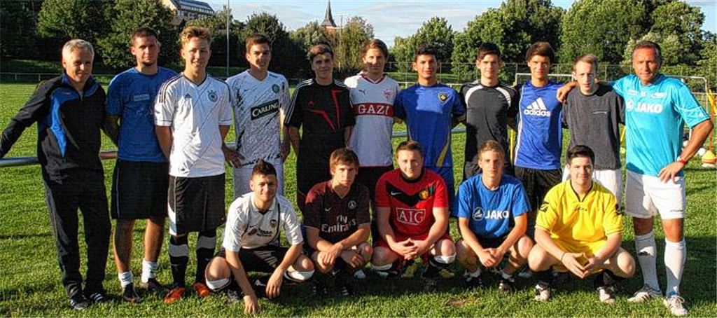 Die Neuzugänge von Phönix Lomersheim mit Trainer Eberhard Carl (re.) und dem neuen Co-Trainer Reiner Schäfer (li.). Foto: Eigner
