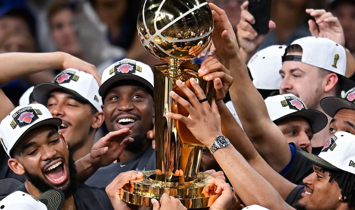 Die New York Knicks feiern mit der Larry-O'Brien-Meisterschaftstrophäe den NBA-Titel. Nun besuchen sie das Weiße Haus. (Archivbild)