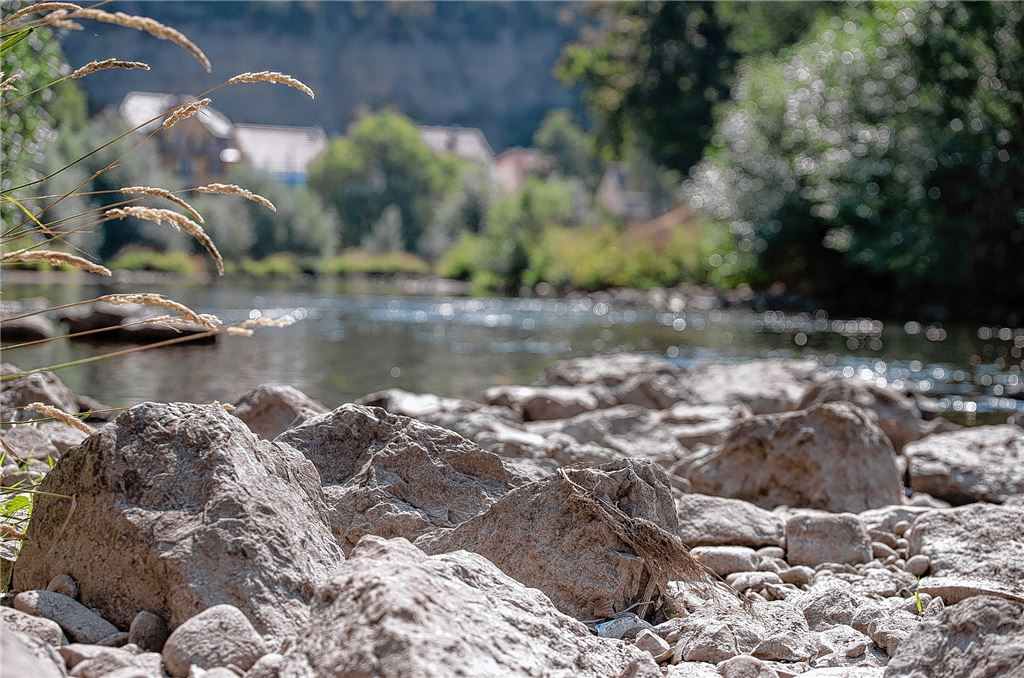 Die Niederschläge fehlen – und das zeigt sich nicht allein an der Enz. Häufen sich die Hitze- und Trockenperioden, sinkt irgendwann auch der Pegelstand in Wasserspeichern und Brunnen.Fotomoment